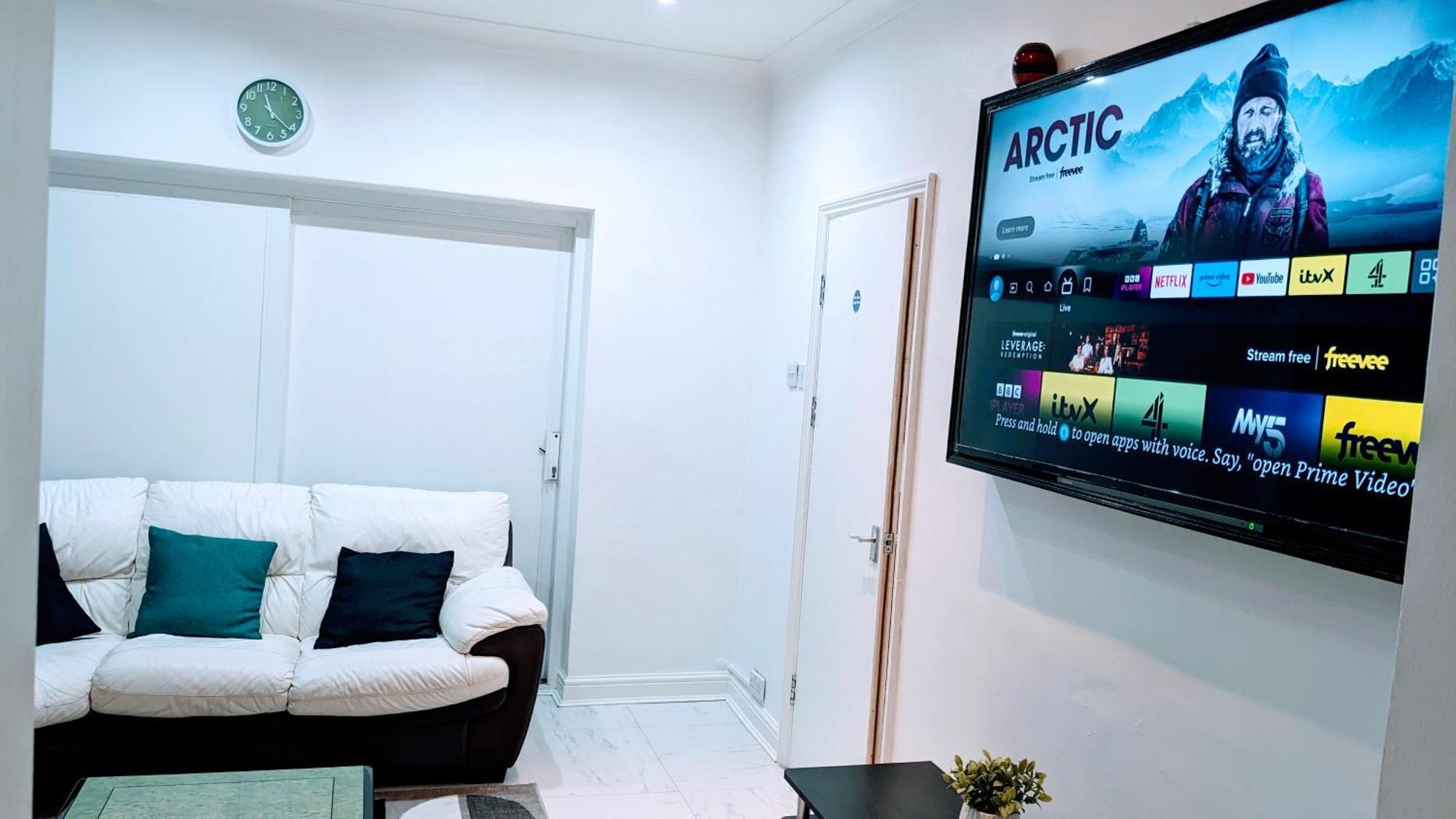 Optimal Homes Harold Wood Екстер'єр фото