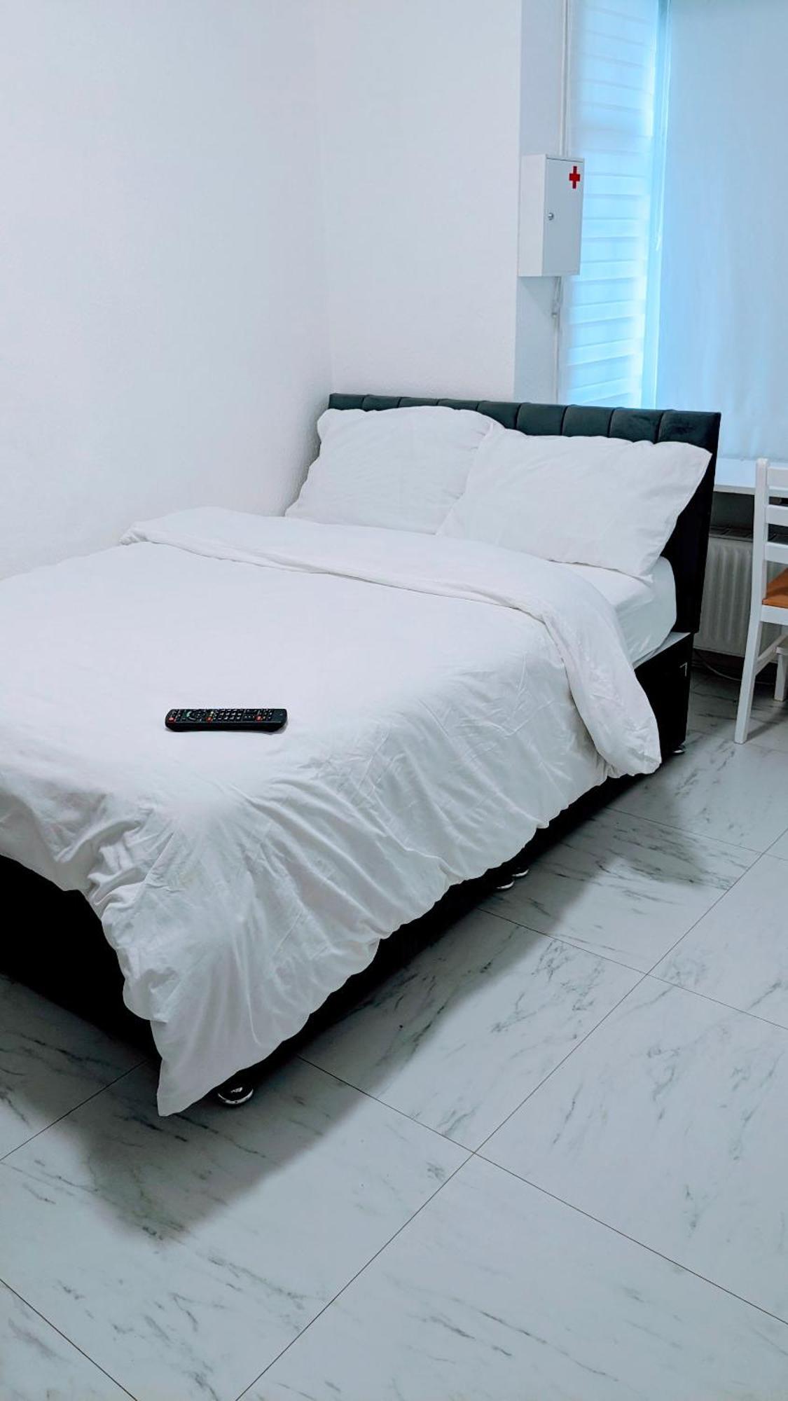 Optimal Homes Harold Wood Екстер'єр фото